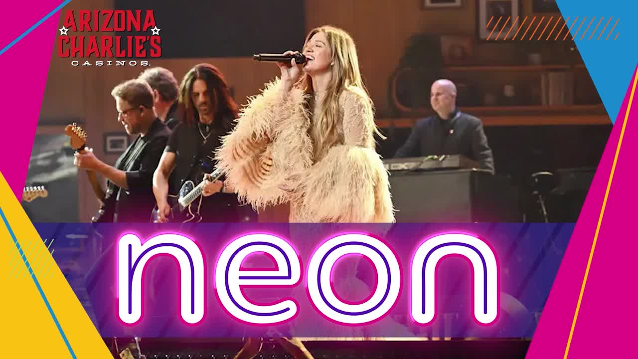 Kelly Clarkson boosted by nostalgia, heroes in Colosseum opening
