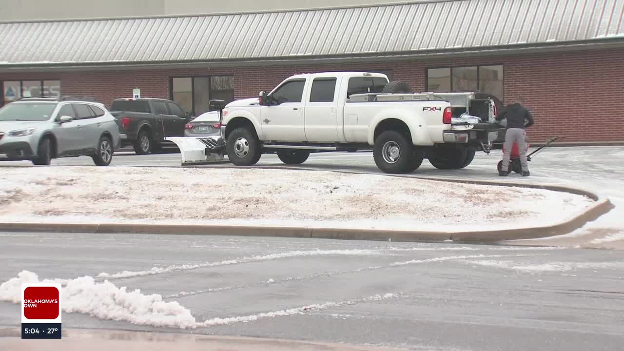 Crews in Tulsa working to clear roads amid freezing concerns