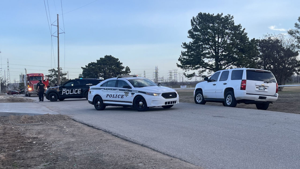 Bicyclist killed in crash with semi truck in Tulsa
