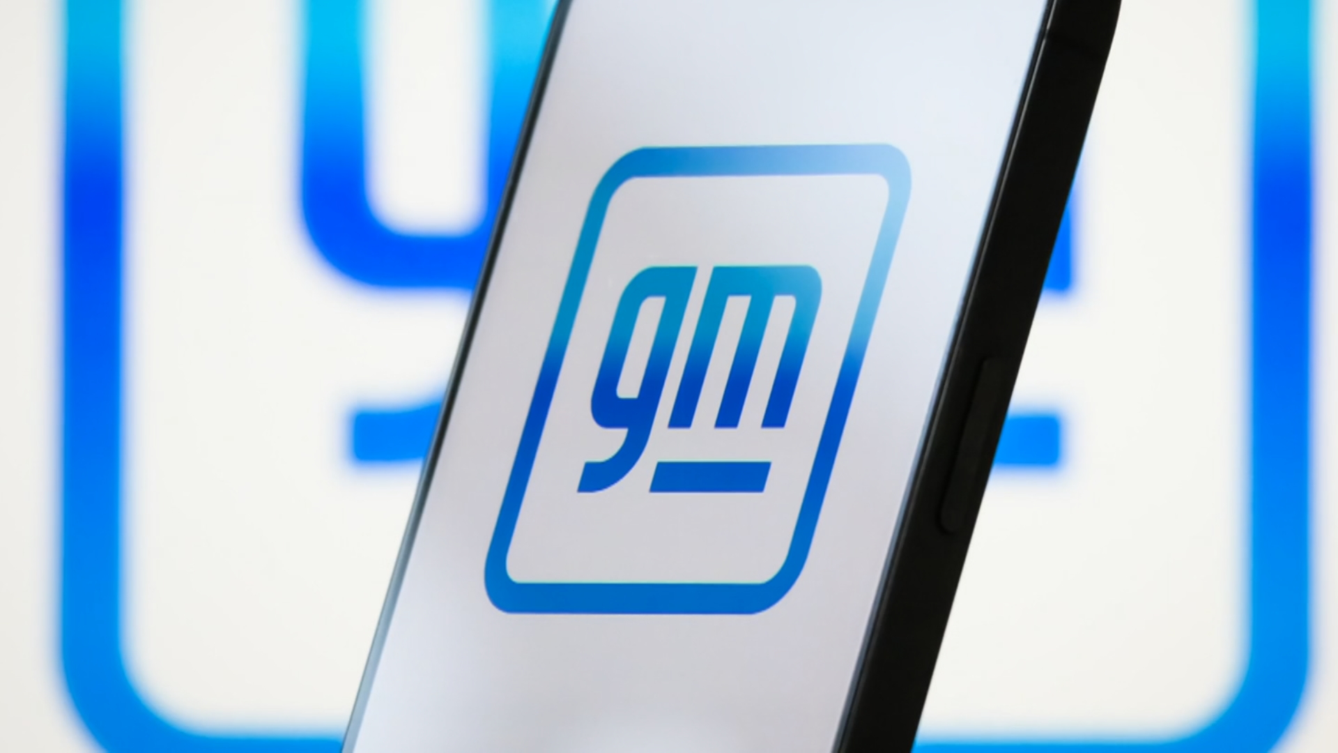 GM recalls nearly 600,000 trucks and SUVs over V-8 engine failure risk