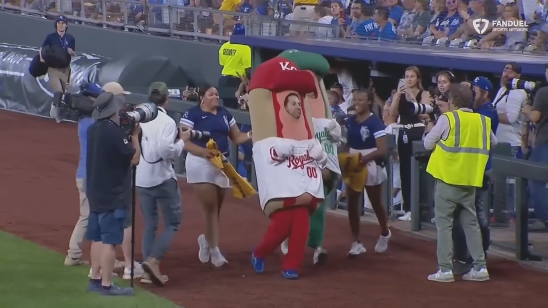 Paul Rudd runs and wins in Royals’ Hot Dog Derby