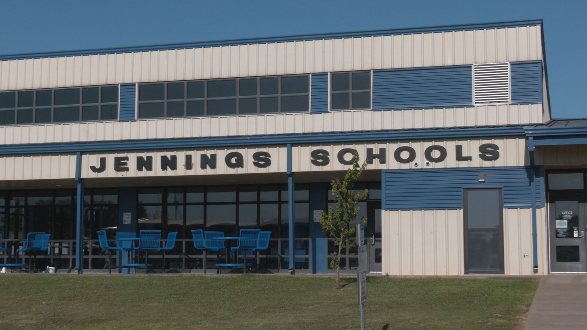 Jennings students head back to school with new cell phone policy