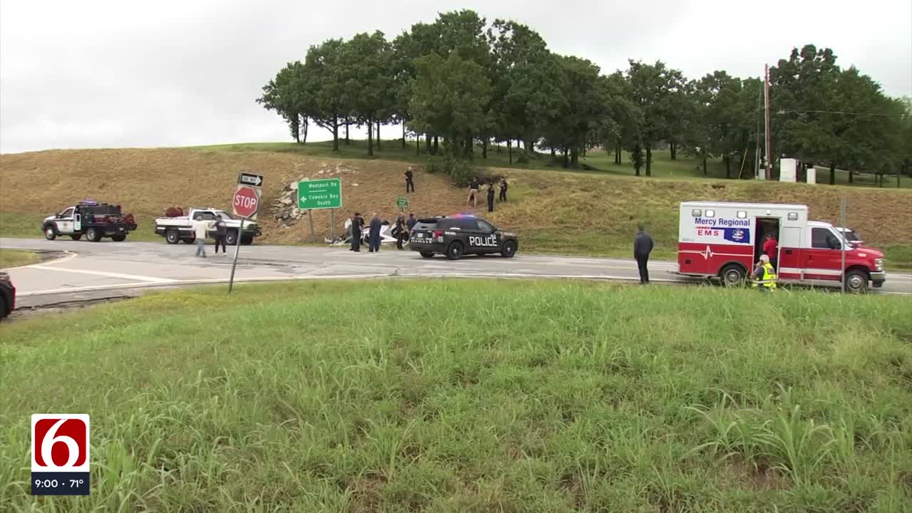 2 in custody after Tulsa chase ends with crash along Highway 412